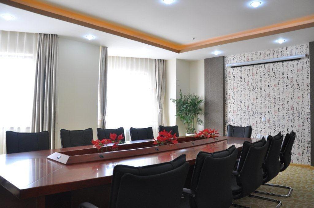 Super 8 Hotel Qingdao Railway Station Gui Zhou Road מראה חיצוני תמונה