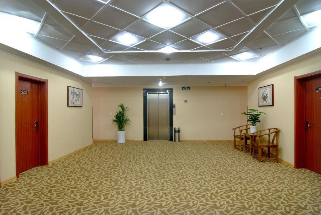 Super 8 Hotel Qingdao Railway Station Gui Zhou Road מראה חיצוני תמונה