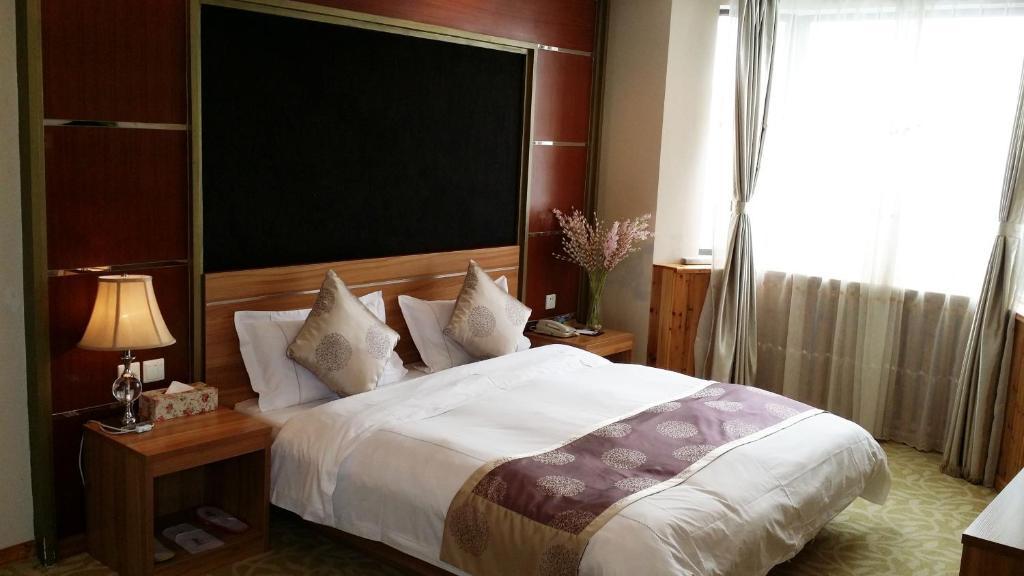 Super 8 Hotel Qingdao Railway Station Gui Zhou Road מראה חיצוני תמונה