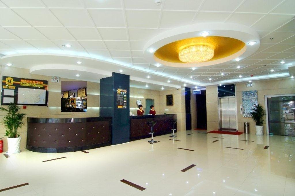 Super 8 Hotel Qingdao Railway Station Gui Zhou Road מראה חיצוני תמונה